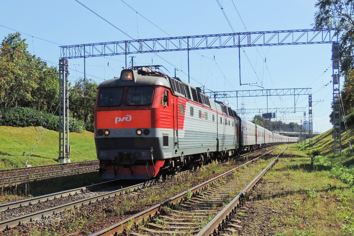 Композиция вроде норм, но освещение хромает. 