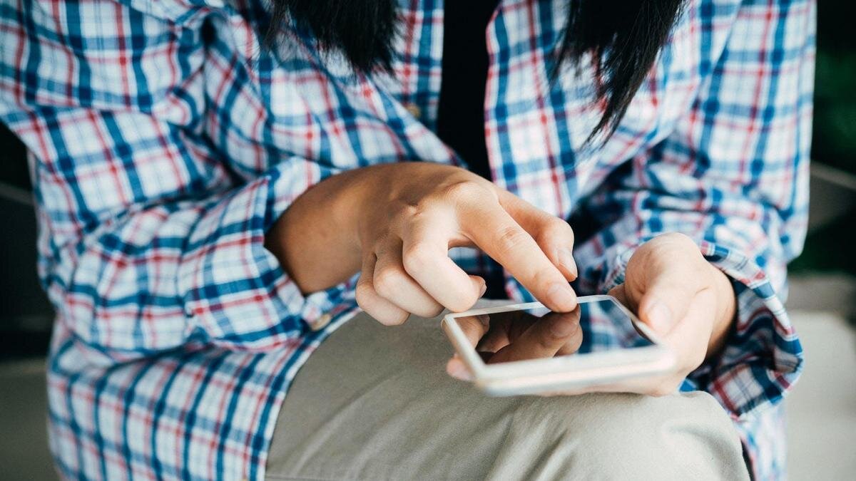    Девушка держит в руках телефон:pexels.com