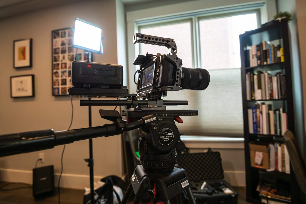    На штатив может быть установлен весь дополнительный обвес камеры. Источник: unsplash.com