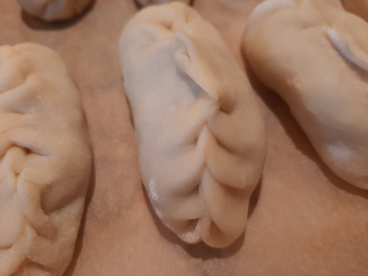 Развлекаюсь, учусь защипывать в виде косички или ёлочки. Оказывается это легко.