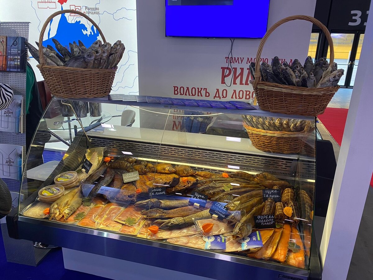 Вчера, 21 сентября, в Санкт-Петербурге открылся V Международный рыбопромышленный форум и Выставка рыбной индустрии, морепродуктов и технологий. На стенде Новгородской области при поддержке новгородского центра «Мой бизнес» и Агентства развития Новгородской области представлена продукция четырех региональных компаний: ООО «Медовый дом» (крупнейший поставщик фасованного меда, варенья в России, а также мясных и рыбных консервов, паштетов и риетов), ООО «Сойма»  (производство и реализация рыбных консервов: шпротов и кильки), ООО «Красный рыбак» (добыча речной и озерной рыбы, реализация охлаждённой, мороженой и вяленой рыбы, рыбных снеков), ООО «Рыбный цех «Новгородский» (производство солёной, вяленой, подкопчённой и горячего копчения рыбы по оригинальным рецептурам). Участие регионального бизнеса организовано в рамках национального проекта по поддержке предпринимательства.

Данная выставка уже восьмая, в которой бизнес участвует при содействии Агентства и центра «Мой бизнес». Всего до конца года эти организации помогут 39 субъектам малого и среднего предпринимательства презентовать свои товары и услуги на 22 выставках. 

Познакомиться с продукцией новгородских производителей участники форума и посетили выставки смогут по 23 сентября. 
