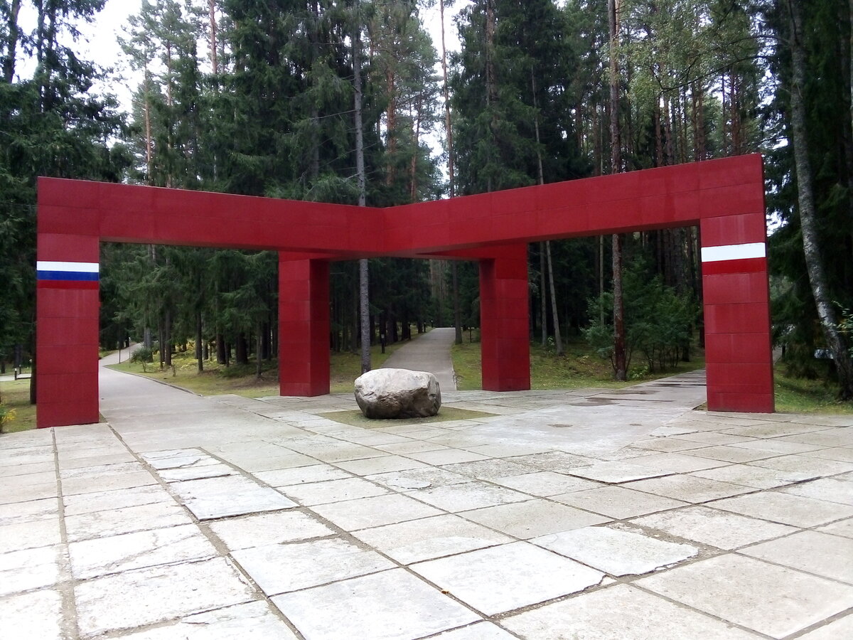 Ритуальная площадка Мемориала "Катынь" и порталы входа на аллеи. Фото автора. 13.09.2022 г.