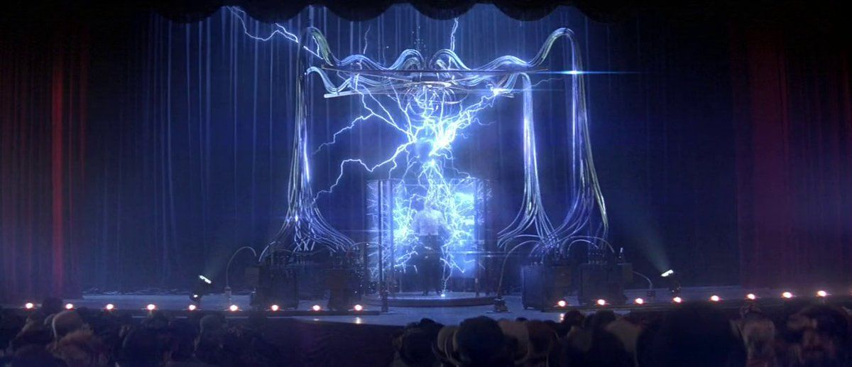 Кадр из фильма "Престиж", где иллюзионист каждый раз был вынужден убивать себя, телепортируясь из безнадёжной ситуации в более безопасное место.