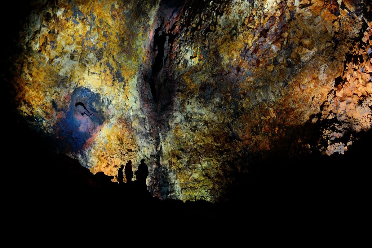 Фото изнутри жерла, чёрная расщелина наверху – это выход/вход кратера