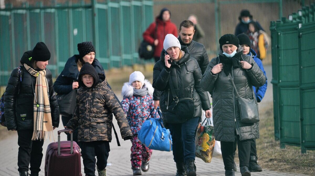    Жители Украины проходят польско-украинскую границу через контрольно-пропускной пункт Медыка© РИА Новости / Алексей Витвицкий