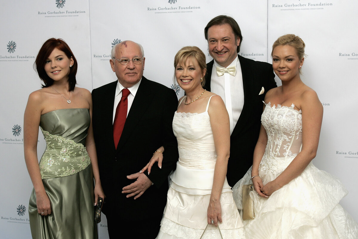 Михаил Горбачев с внучкой Анастасией, дочерью Ириной, ее мужем Андреем Трухачевым и внучкой Ксенией. 2006 год 