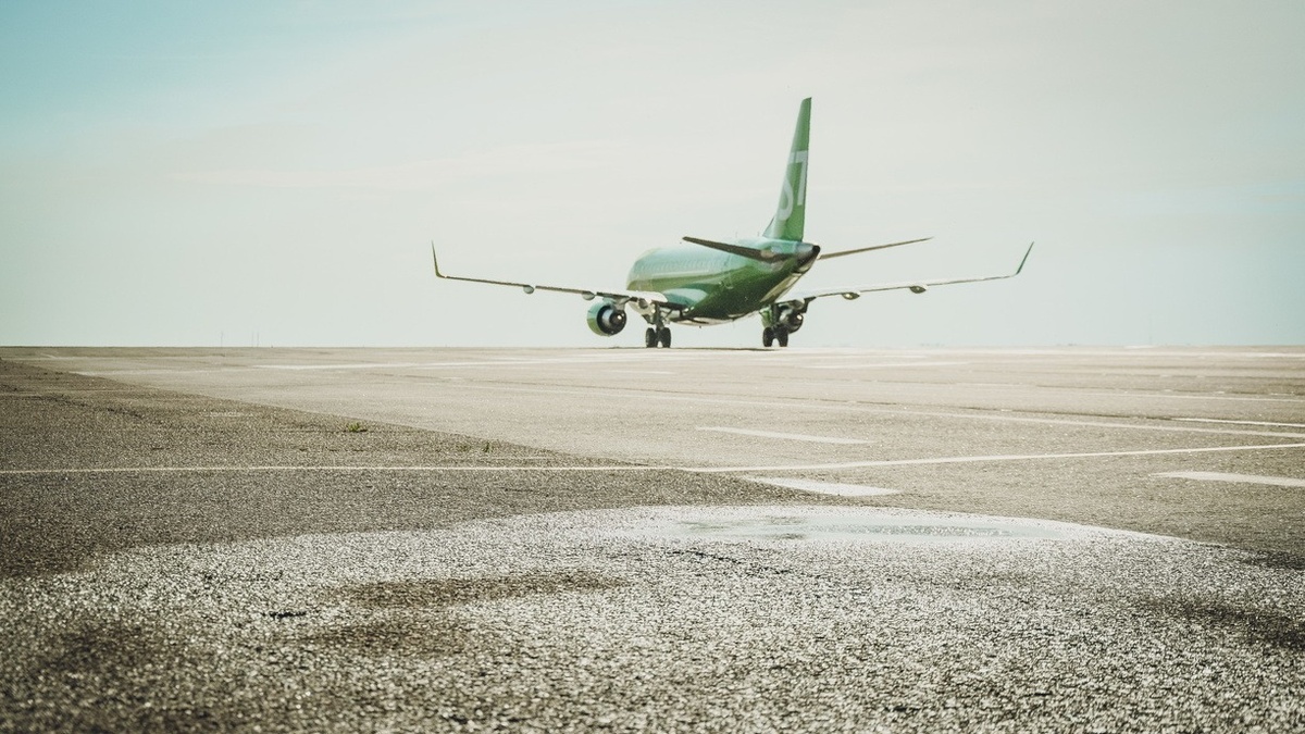     Самолет летел из Москвы в Сургут.