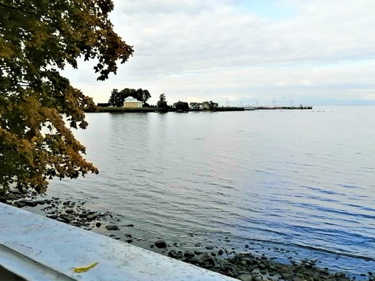 Морская пристань в Петергофе. Место высадки десанта. Вид с террасы дворца Монплезир.