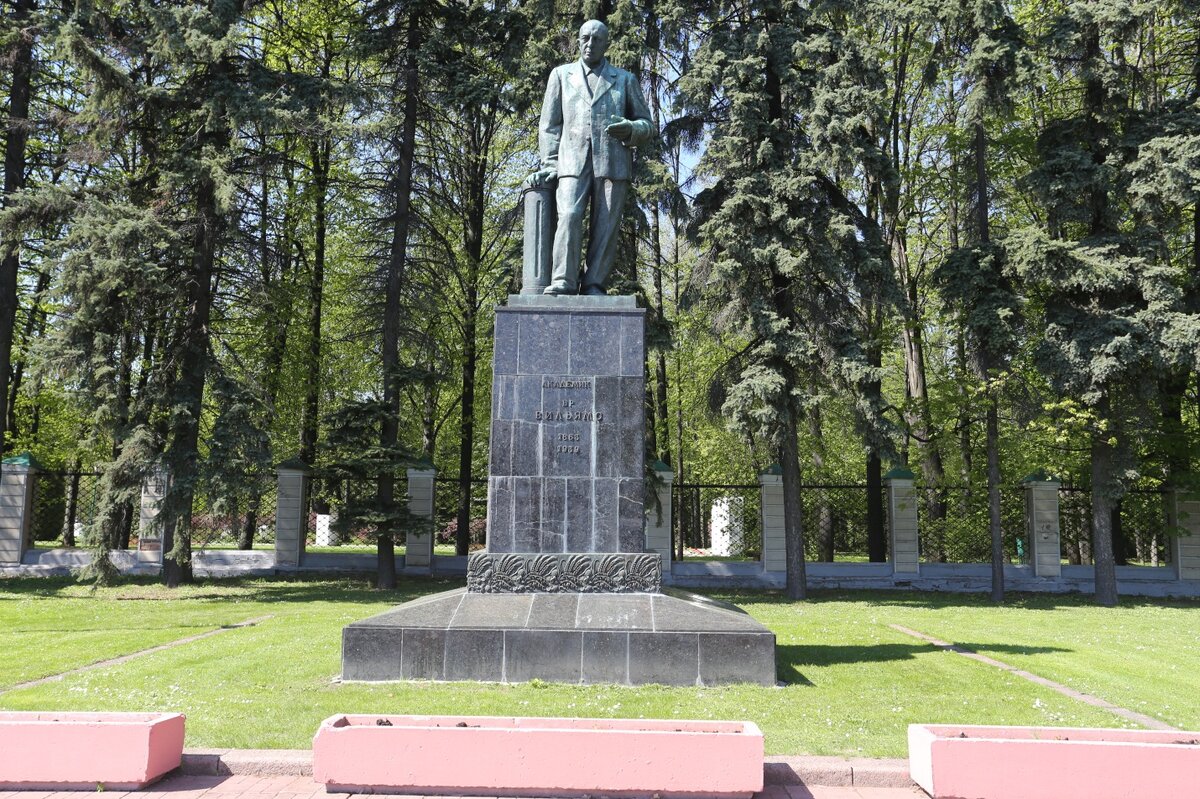 Памятник академику почвоведу Василию Робертовичу Вильямсу, фото Дмитрий Соколов