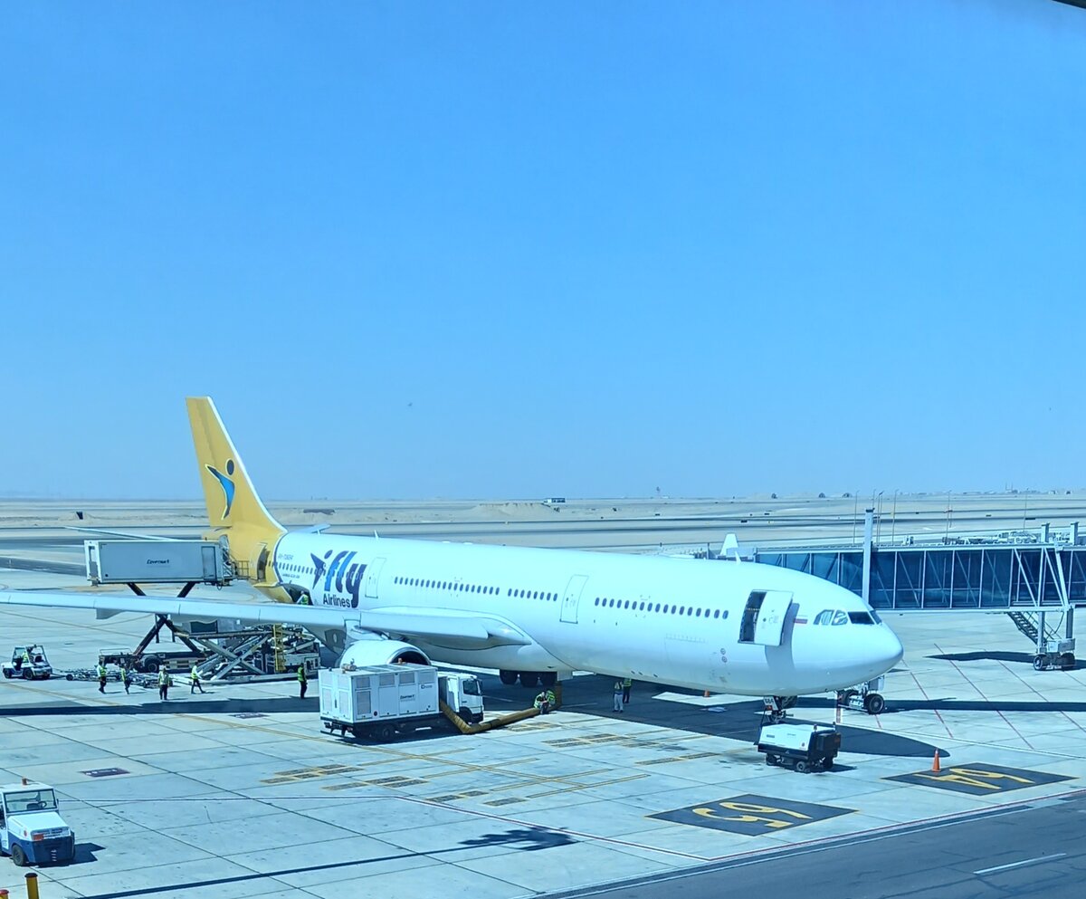 Самолет авиакомпании I Fly в аэропорту города Хургада. Египет.