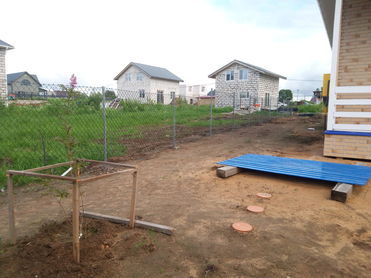 Дома которые находятся чуть повыше.