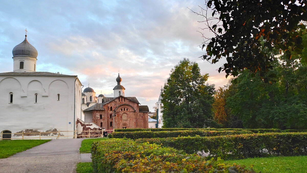 Успенская церковь, за ней церковь Параскевы Пятницы 12-го века
