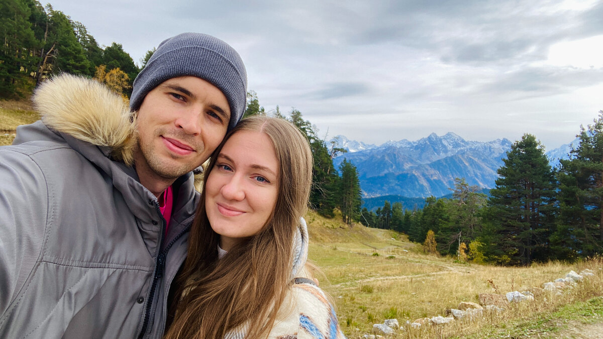 Мы с мужем на фоне гор Архыза