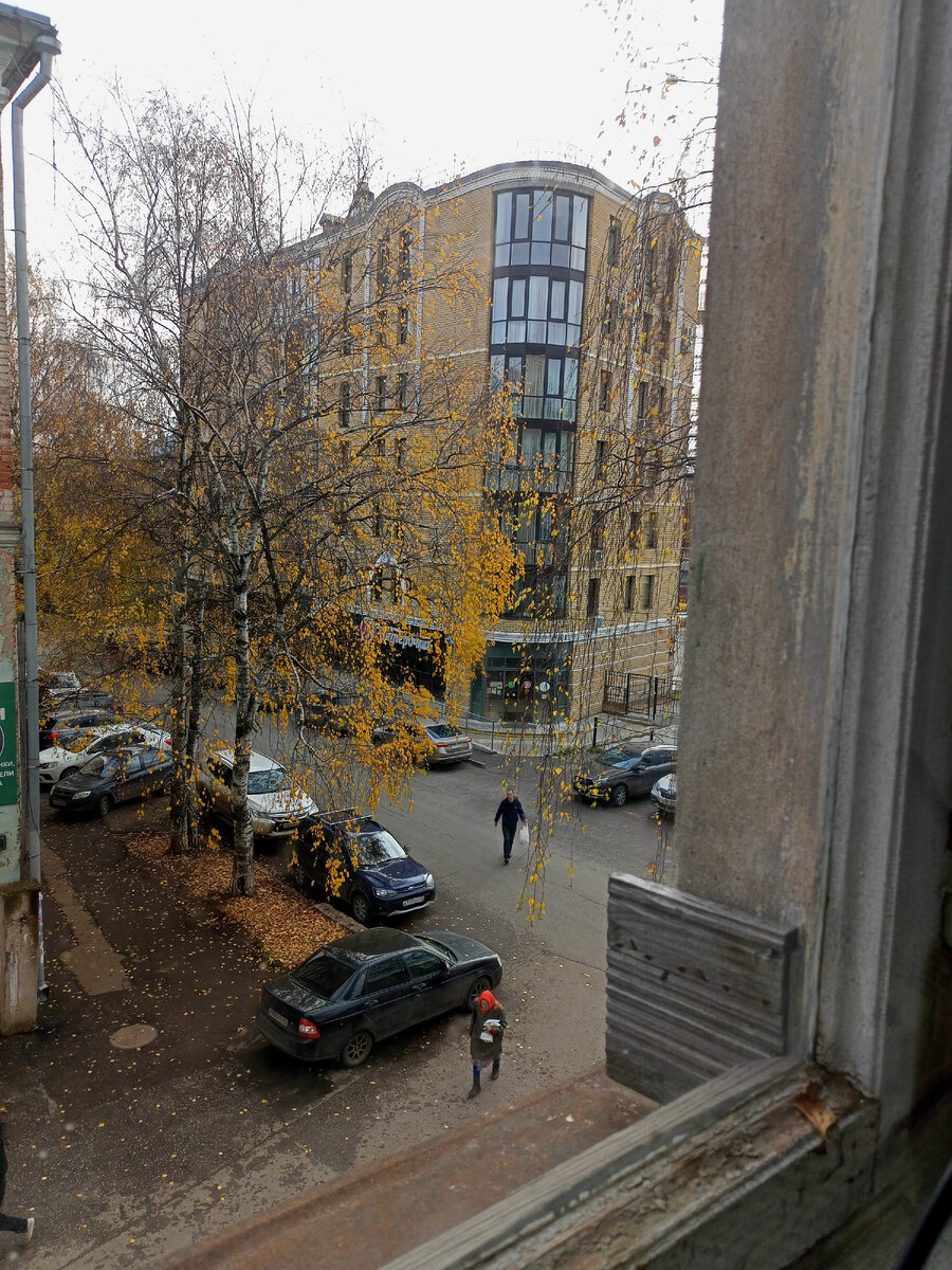 Дом с пятерочкой через дорогу. 