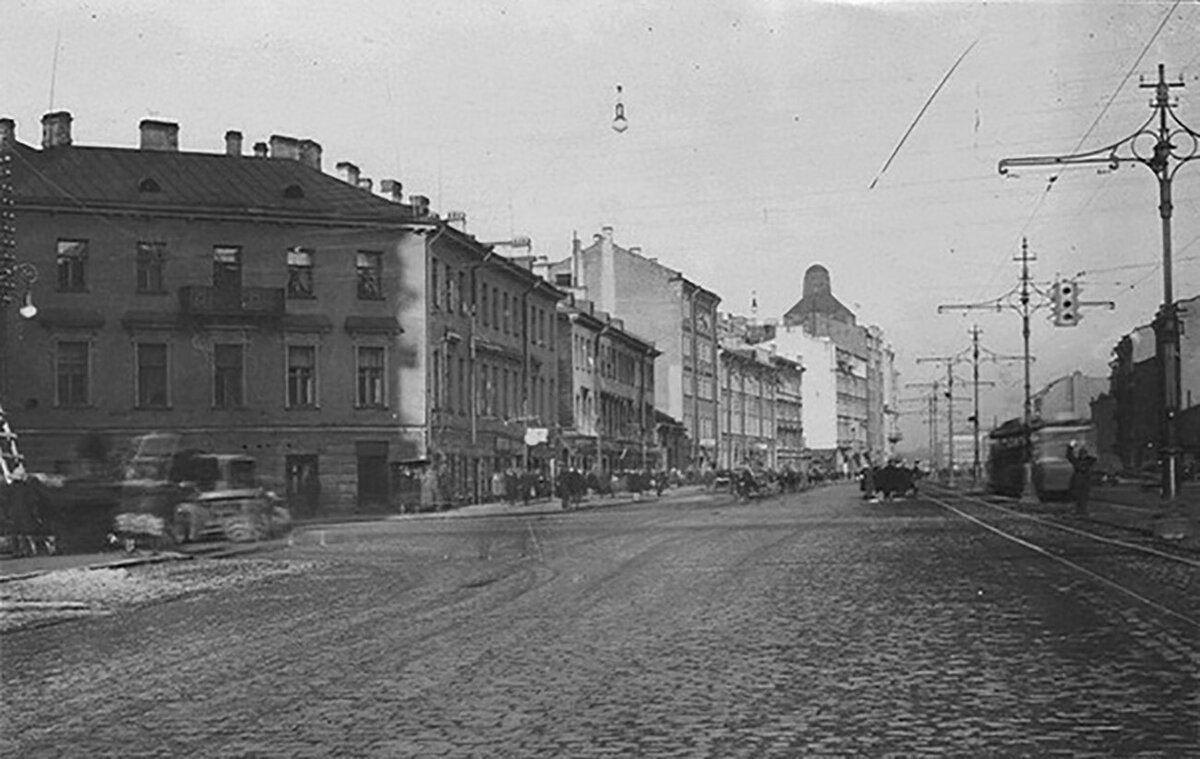 Лиговская улица на углу с Разъезжей улицей