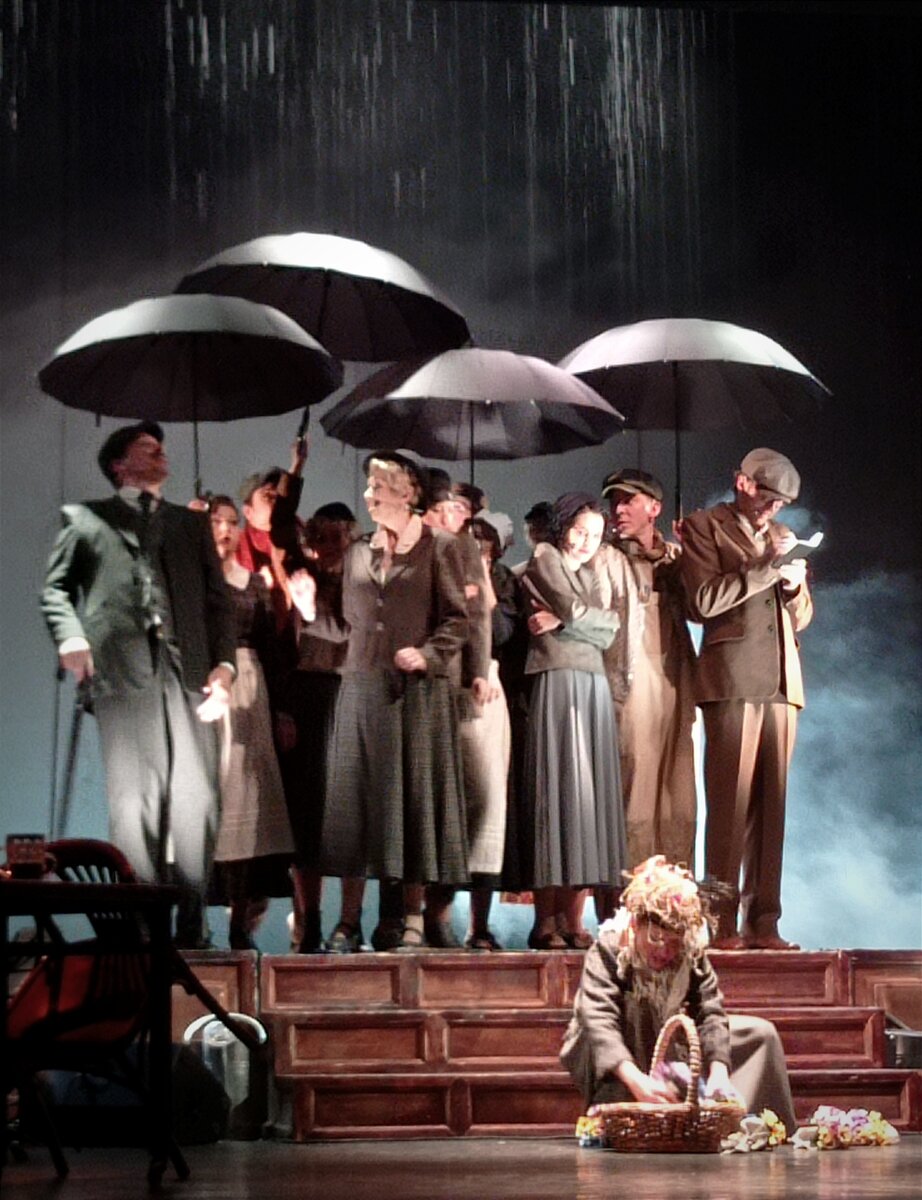 По этому кадру, я думаю, спектакль узнали бы все, кто читал «Пигмалиона», Б. Шоу. Или смотрел «Моя прекрассная леди».