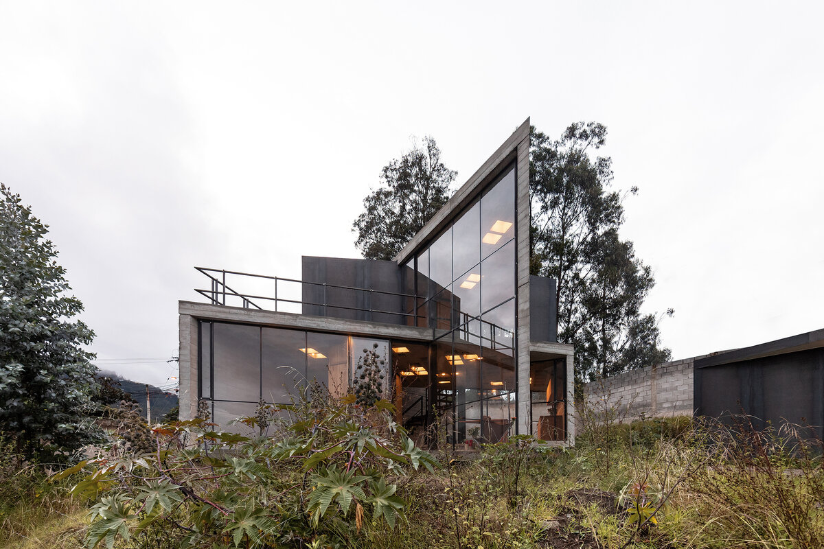 Источник изображения - https://images.adsttc.com/media/images/60a4/1708/f91c/8110/5a00/0014/slideshow/JAG_Studio_Casa_Muta_Emilio_Lopez-8688.jpg