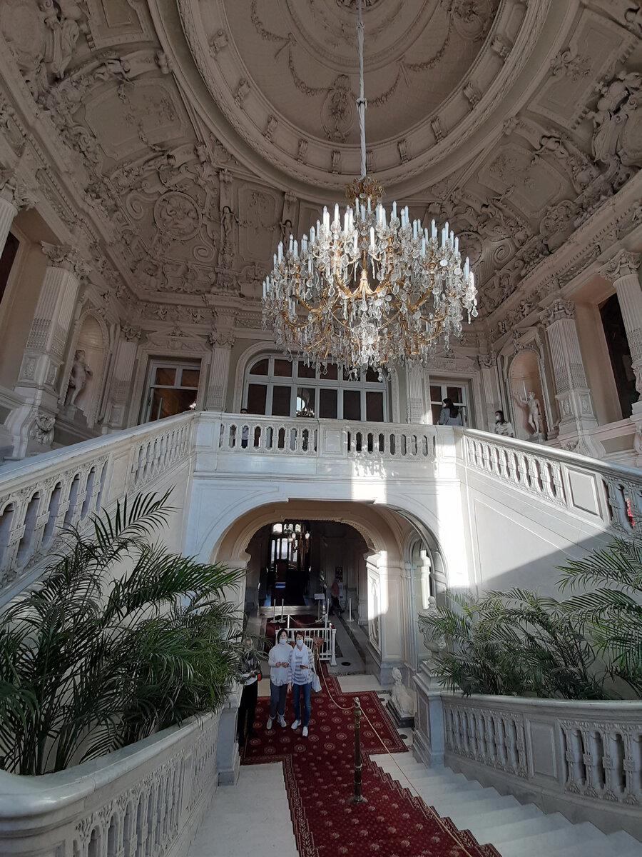 Парадная лестница дворца. Фото было сделано в 2020 г., поэтому все в масках. Фото автора канала