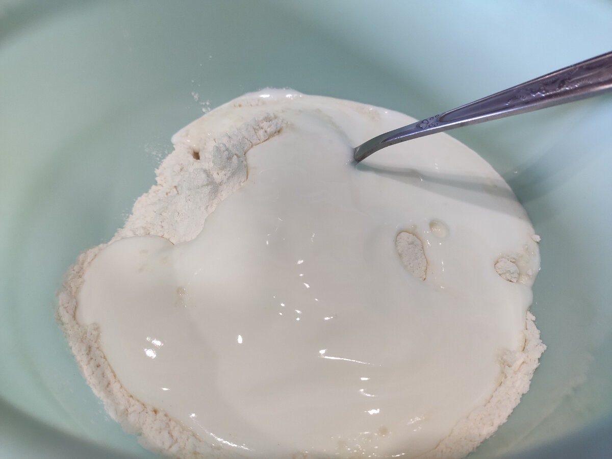 Затем вливаю стакан кефира и хорошо вымешиваю.