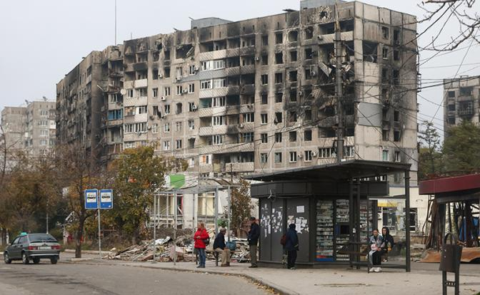 "Свет есть - и слава Богу!". Репортаж из города в руинах (Мариуполь). Как продвигается восстановление.