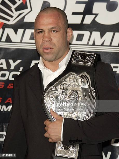 Вандерлей Силва с чемпионским титулом лиги PRIDE FC