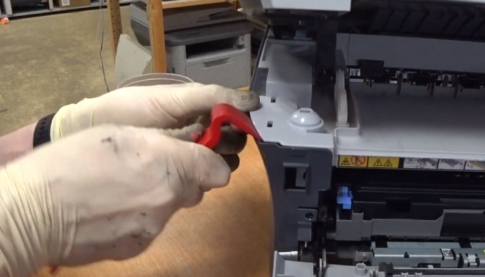 Фото 11. Выкручиваем снизу шесть винтов