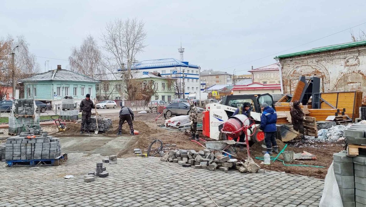 Погодные условия в октябре благоволили работам по благоустройству «Сквера семьи, любви верности»