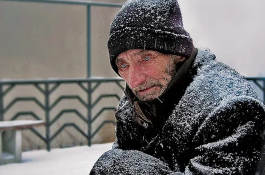 Замерзла на улице. Бездомный дедушка.