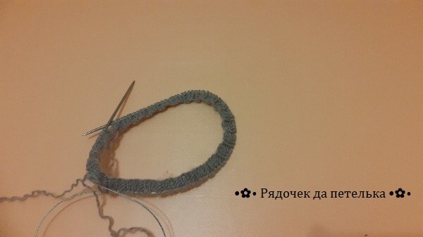 Резинкой 2x2 провязать 3-5 см на ваше усмотрение, я провязала 3,5 см