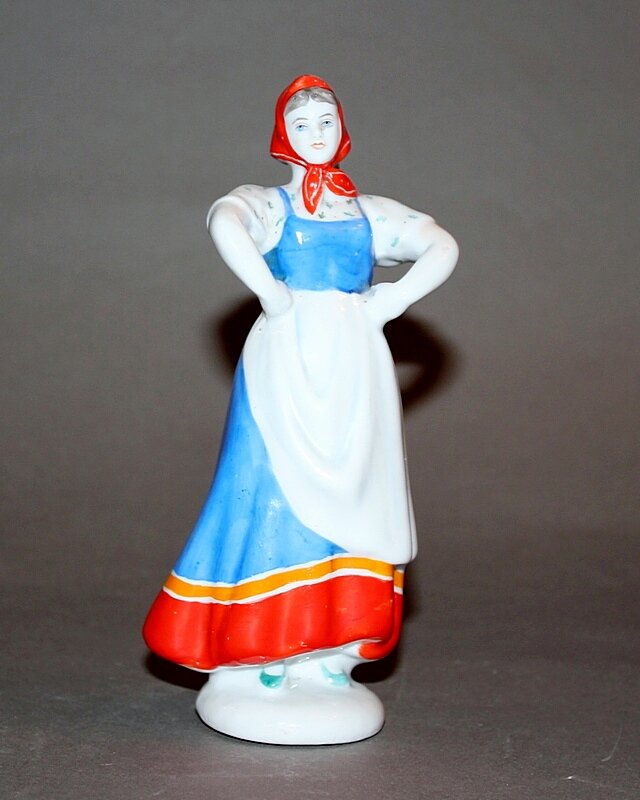 Статуэтка «Русская плясунья», ЛФЗ, 1950-е гг.. Эта статуэтка сегодня оценивается в 10 000 – 20 000 рублей. Фото: antikarbat.com