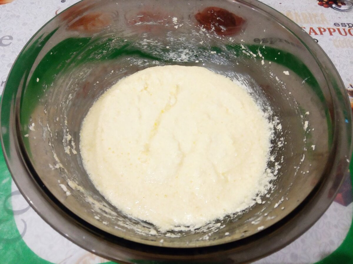 Смесь сливочного масла, сахара, яиц, соды и лимонного сока