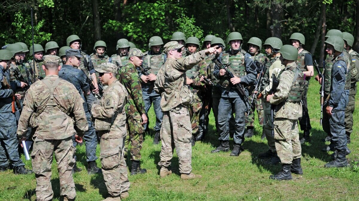    Украинские и американские военные во время совместных учений Fearless Guardian - 2015 на Яворивском полигоне.© РИА Новости