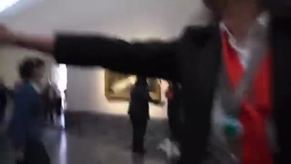 Экоактивисты приклеили себя к картинам де Гойи в Мадриде. Видео © Twitter / Futuro Vegetal