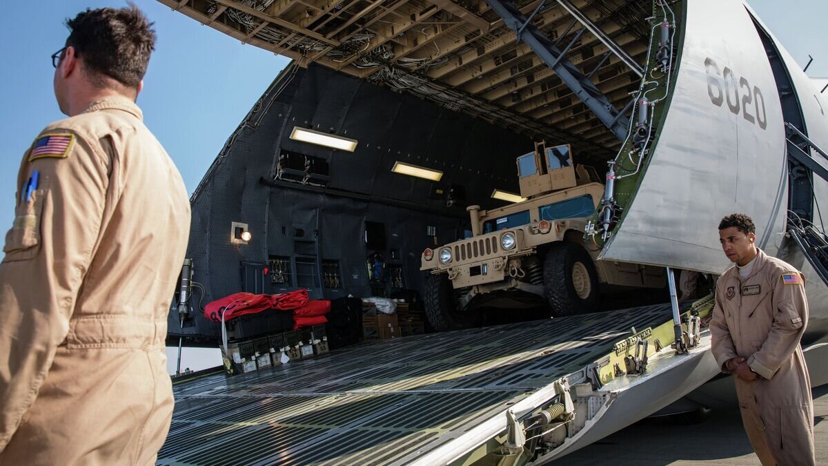    Самолет Военно-воздушных сил США с первой партией американских бронированных автомобилей в международном аэропорту "Борисполь"© РИА Новости / Михаил Палинчак