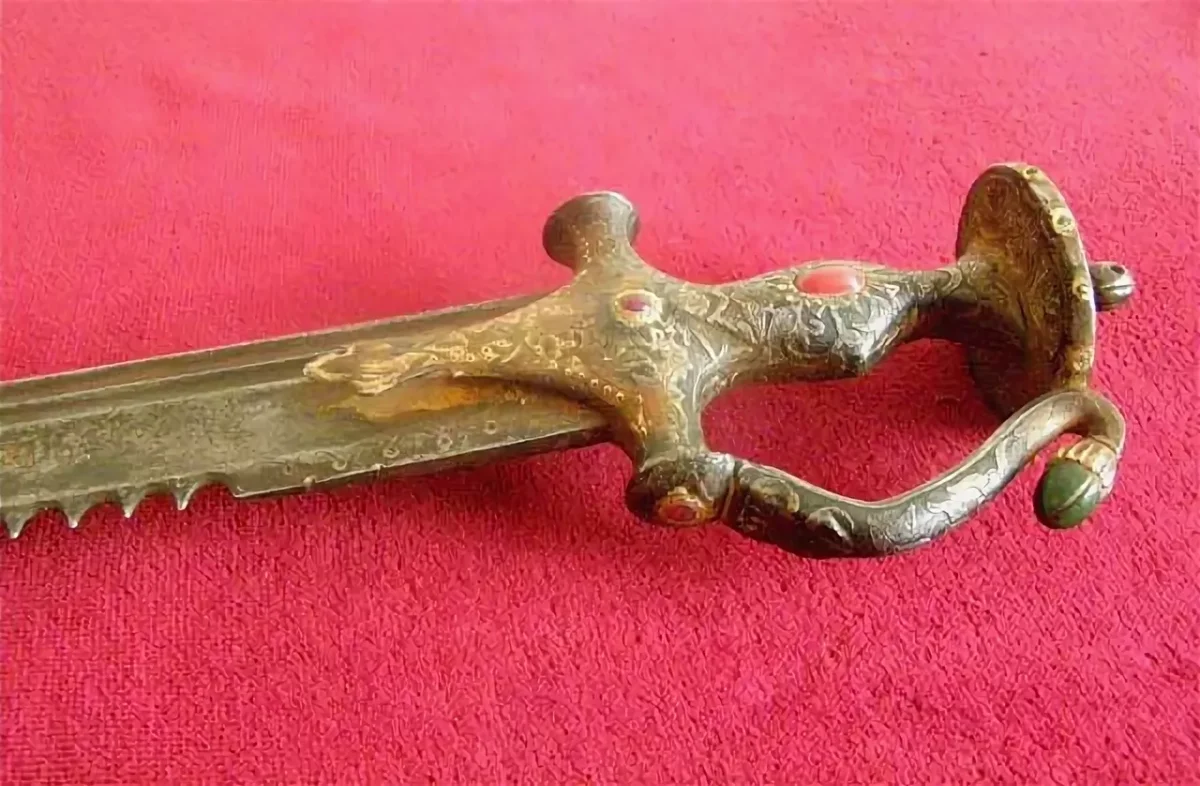 Это другой клинок, фото его здесь только потому, что на нем хорошо видны "зубья", характерные для оружейной традиции аборигенов