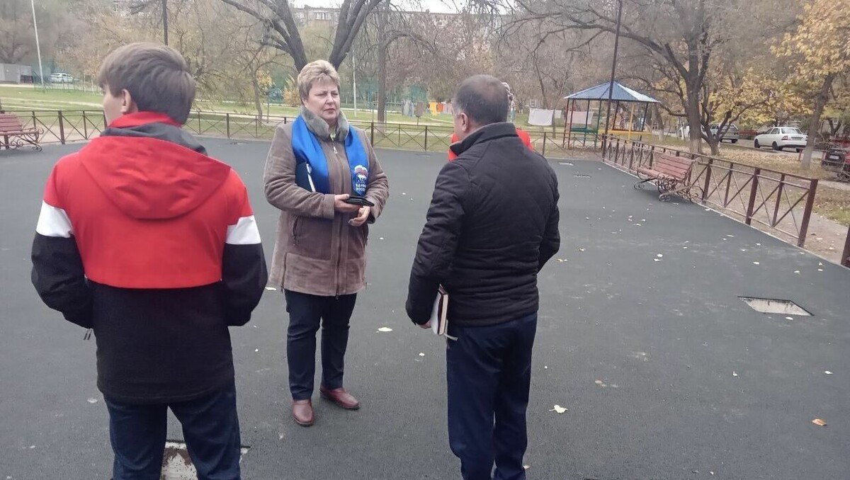     В городе Буденновске члены «Единой России» и местные активисты проверили ход строительства спортивных объектов, возводимых в рамках народной программы партии.