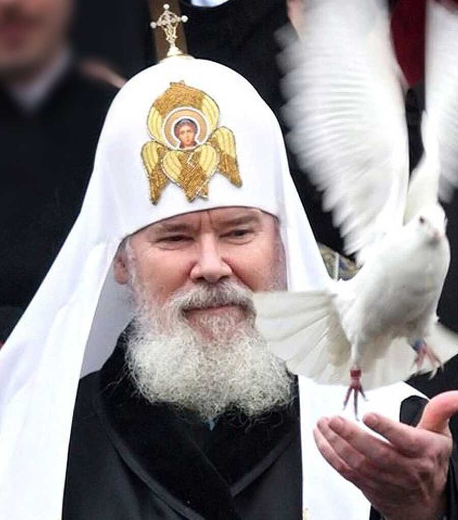 Святейший Патриарх Алексий II: «Вера не палка, и в руках того, кто держит ее как палку, чтобы защищать себя и пугать других, она разбивается в щепы. Вера служит только тому, кто искренне верит». Источник: https://monastery.ru/bog-i-chelovek/patriarkh-aleksiy-ii-vyshe-zakona-mozhet-byt-tolko-lyubov/