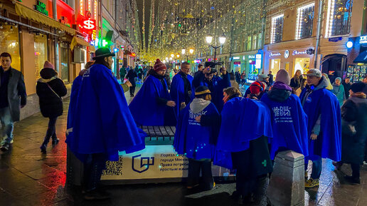 Таких экскурсий я еще не видел! В синих плащах прошлись по вечерней Москве и прикоснулись к истории