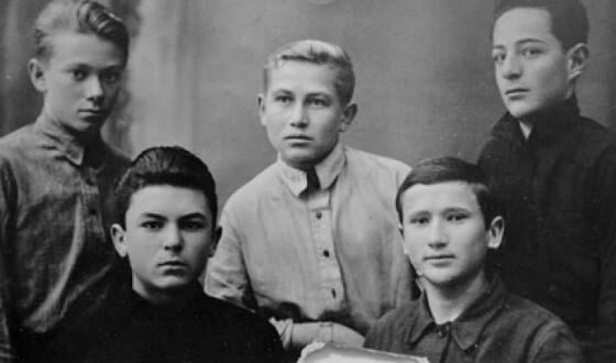 Школьное фото Бондарчука (слева в нижнем ряду)