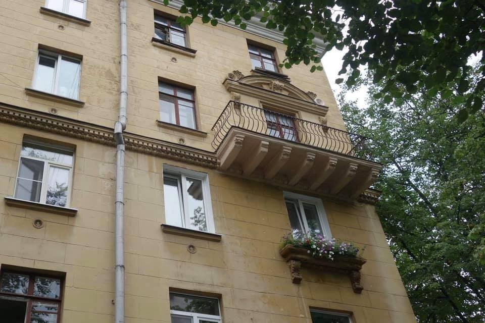 Первомайская улица, 30. Фрагмент восточного фасада. Балкон и цветочница под ним.