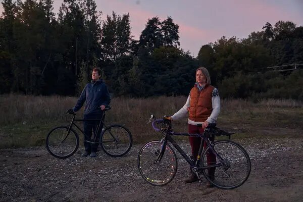 Джули Уильямс (справа) вместе с Тори Хаддлстон вступила в группу на Facebook под названием "BTV Stolen Bike Report and Recovery", которая вскоре собрала более 2 000 участников, многие из которых поделились похожими историями потери.