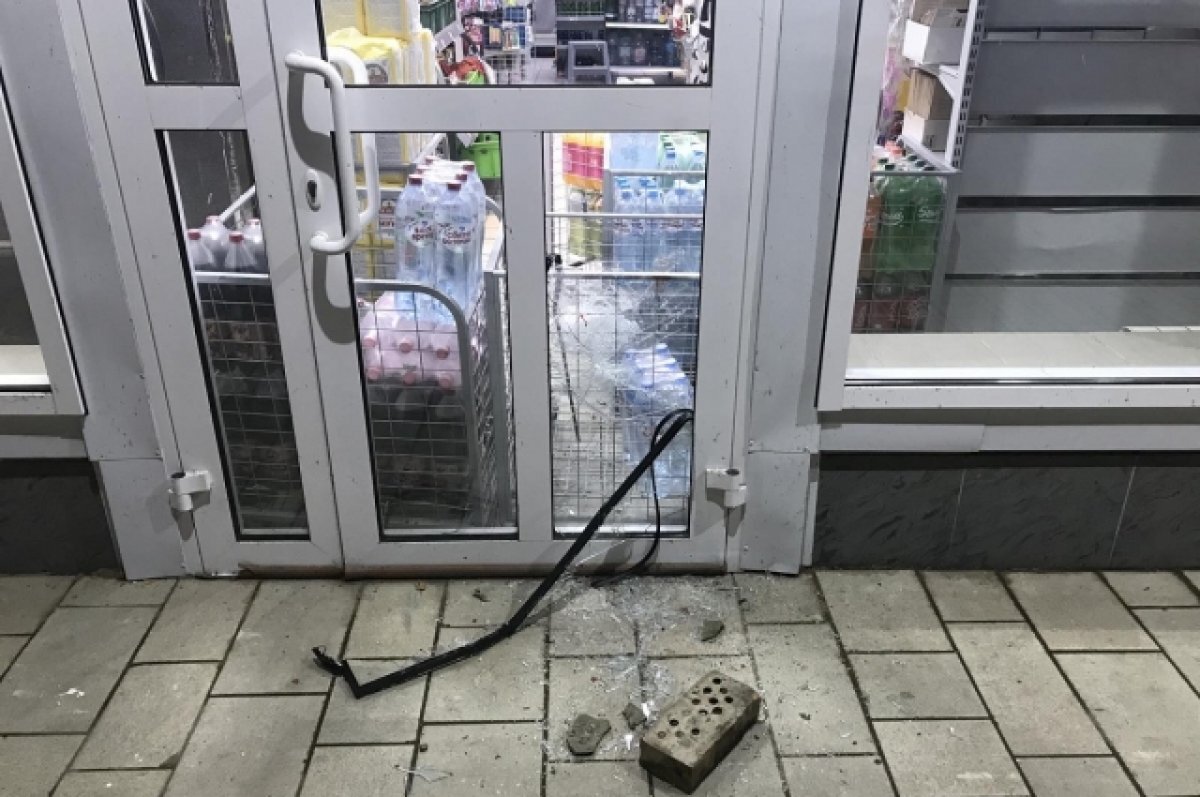    В Приволжье мужчина разбил дверь в магазине и похитил алкоголь и конфеты