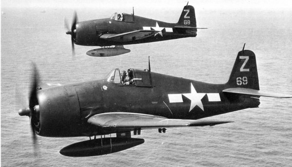 Боевой американский самолет F6F "Хеллкэт".