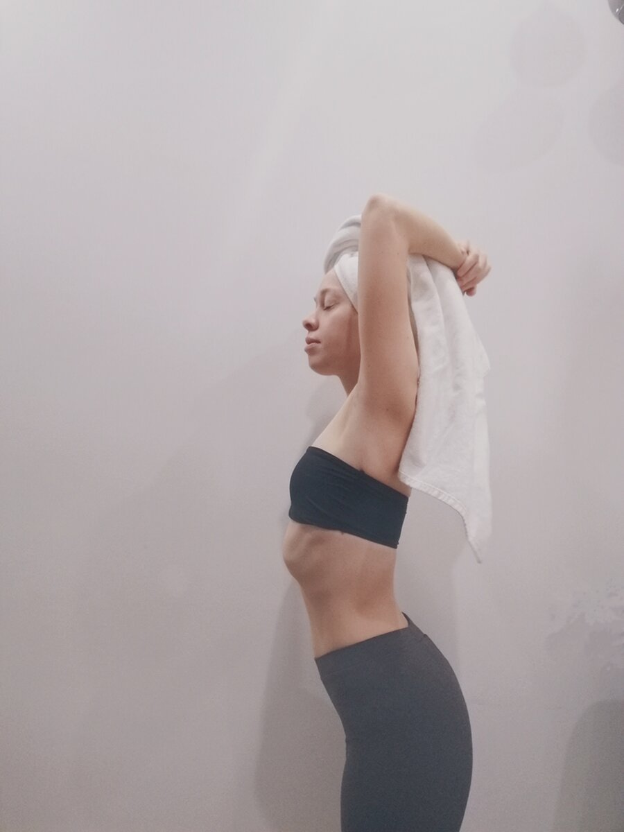 У меня маленькая грудь и выпирает пузико, но я люблю свою грудь и посещаю тренировки