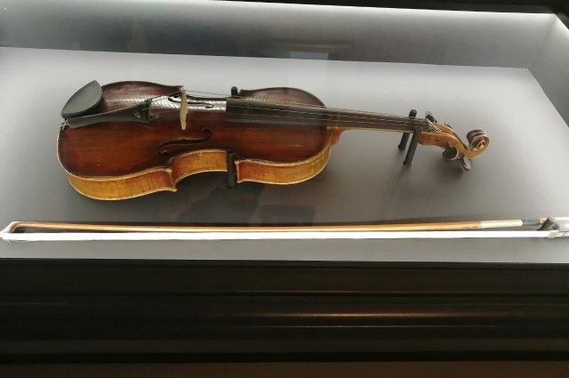    Скрипку нашли в подполе флигеля соседнего с музеем здания, где у Суриковых жили квартиранты.