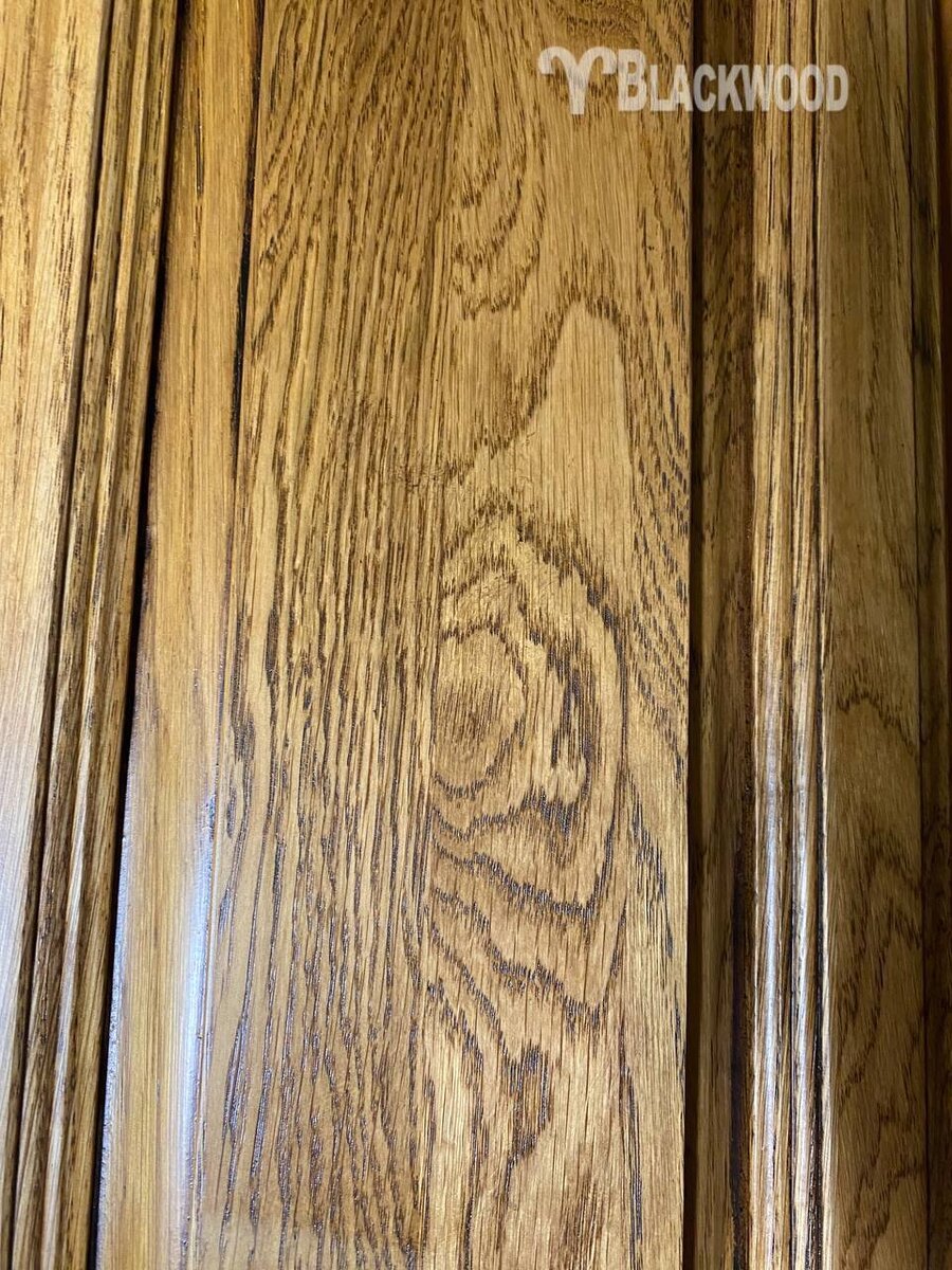 Фасад из массива дуба . Необычный рисунок структуры дерева при встречной склейке ламелей.