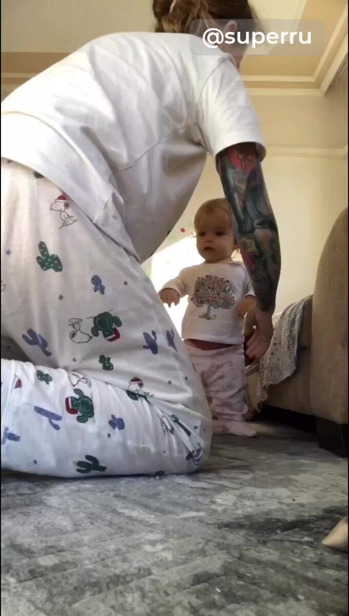    Женя Огурцова показывает первые шаги своей дочери Евы Видео: Инстаграм (запрещен в РФ)