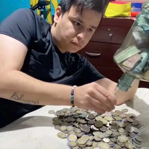 Идея влюблённых вызвала целый шквал откликов в соцсетях, но, к сожалению, не только восторженных, но и печальных. Немало людей позавидовали героям этой истории и заявили, что у них, в отличие от счастливчиков Фанни и Хесуса, копилка так и осталась бы пустой. 
Интересно, а сколько бы вы накопили, если бы так же откладывали? 😏