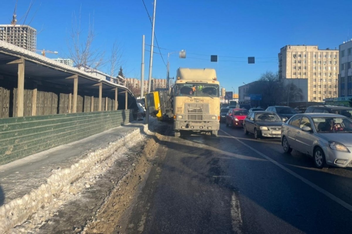    В Тюмени из-за опрокинувшегося крана ограничили движение на ул. Пермякова