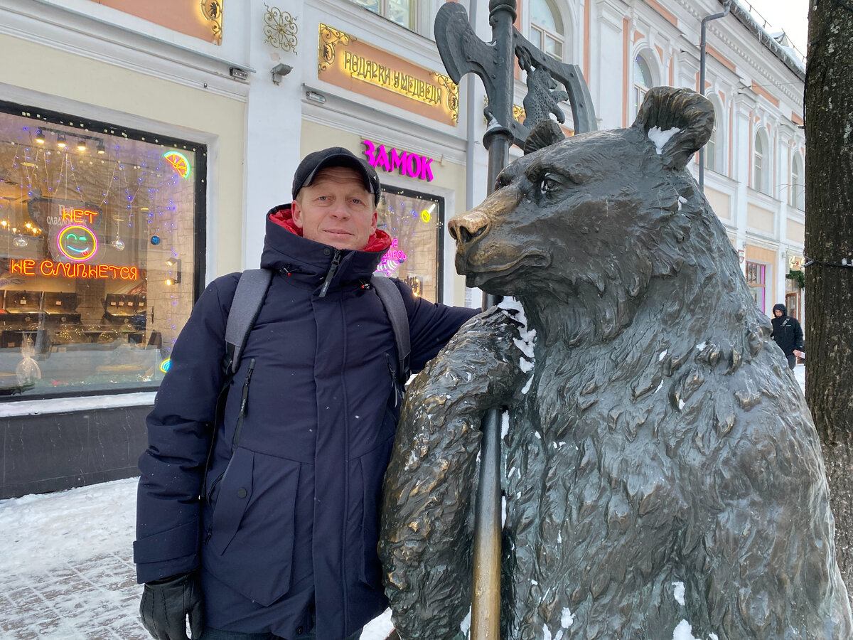 Павел Бочкарев с символом Ярославля. Фото автора.